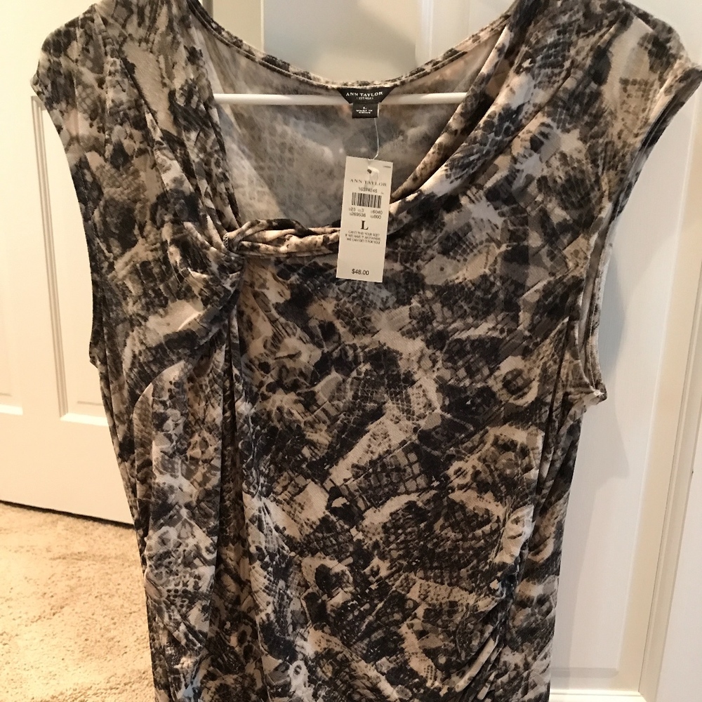 Brand new! Form-fitting print top